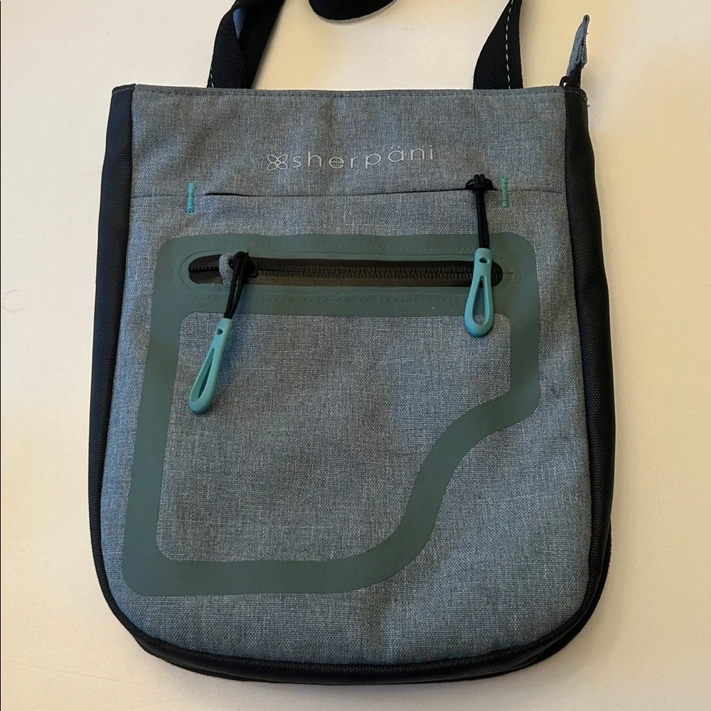 Sherpani Gray and Black Messenger Crossbody Bag - Picture 2 of 4